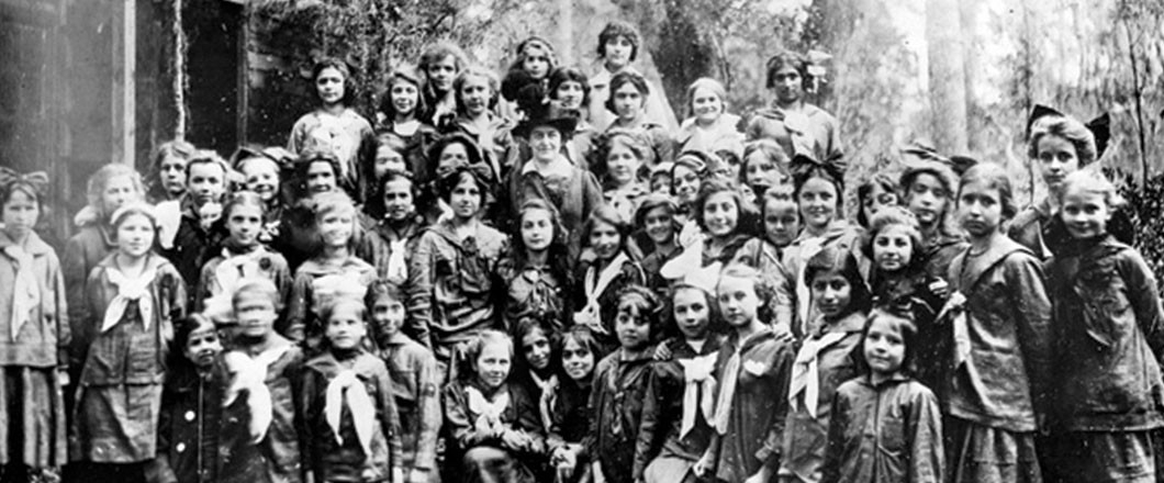 Girl Scouts Founder Juliette Gordon Low with Girl Scouts in 1913 Girl Scouts Founder Juliette Gordon Low with Girl Scouts in 1913